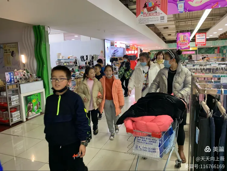 相约迎初雪 购物观影齐欢畅